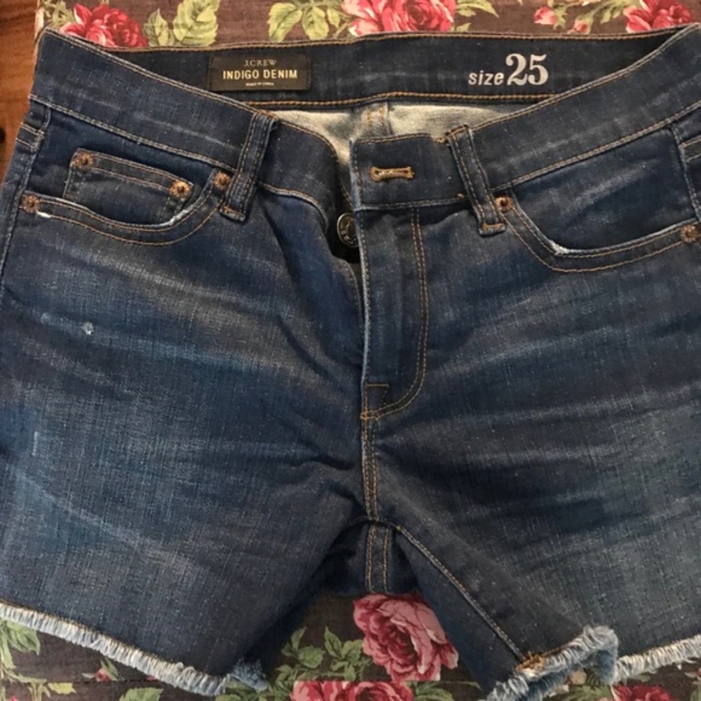 Adorable lightly frayed hem denim shorts.